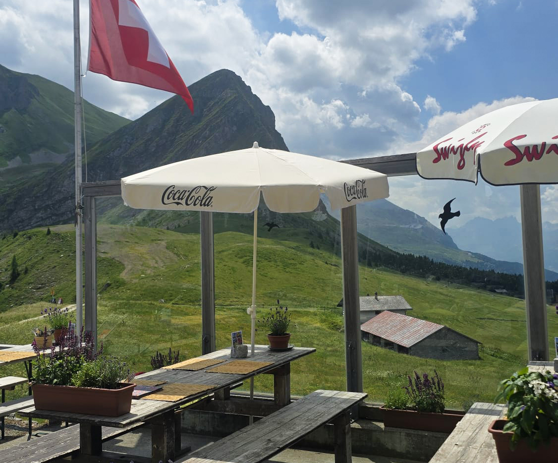 Terrasse du Bergrestaurant Jochalp avec vue sur les montagnes
